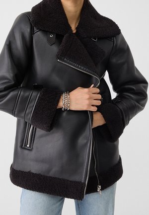 Stradivarius, Veste en similicuir - black