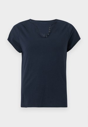 Donkerblauw navy shirt met korte mouwen en een ronde halslijn, voorzien van zeven kleine knopen aan één zijde.