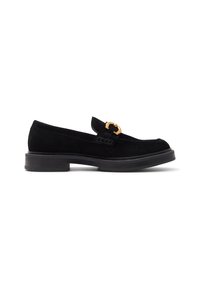 Zwarte suède loafers met een gouden gespaccent, ronde neus en een dikke zwarte rubberen zool, met een gladde textuur en verfijnd ontwerp.