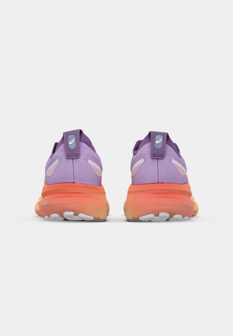 Zapatillas deportivas moradas y naranjas con un upper de tejido texturizado, suela acolchada y collarete del talón acolchado; incluye acentos reflectantes.