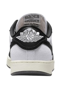 Sneaker bianca con dettagli neri, caratterizzato da una tomaia in tela testurizzata, suola in gomma e logo ricamato sul tallone. Prodotto in Cina.