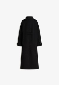 Svart yllekappa med hög krage, vida ärmar och knäppta manschetter. Har en rak skärning och sömlös ryggdesign.