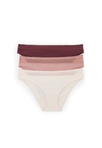 Ensemble de trois culottes pour femmes : bordeaux, rose et crème. Fabriquées en tissu doux avec une finition en dentelle à la taille. Forme classique de slip.