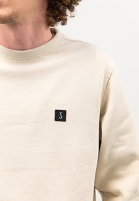 Thumbnail Image 3