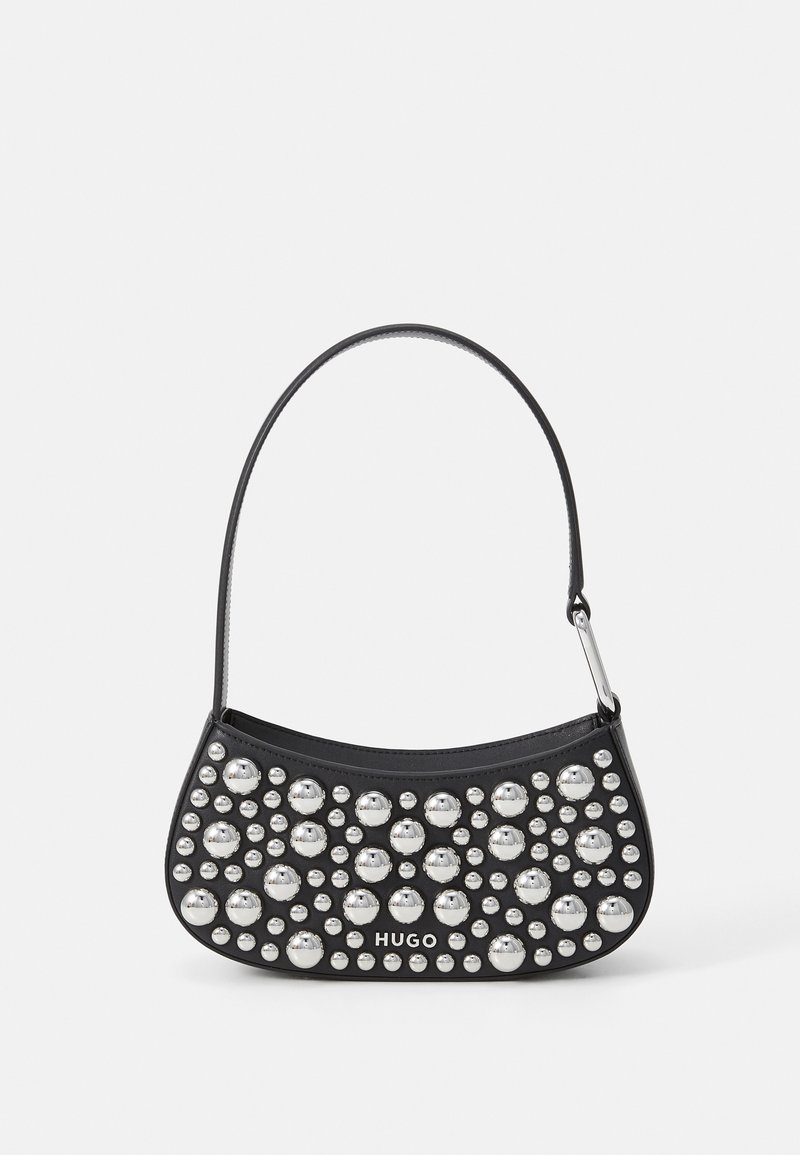 Sac à main en cuir noir, de forme courbée, orné de clous en argent de tailles variées et doté d'une courte bandoulière. Logo "HUGO" imprimé à l'avant.
