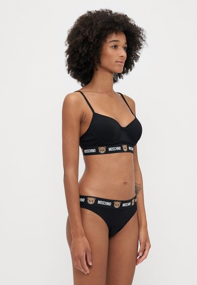 Čierny podprsenkový a bikiny set s nastaviteľnými popruhmi, s elastickým pásom so značkovým vzorom medvedíka. Hladká textúra, priliehavý strih.