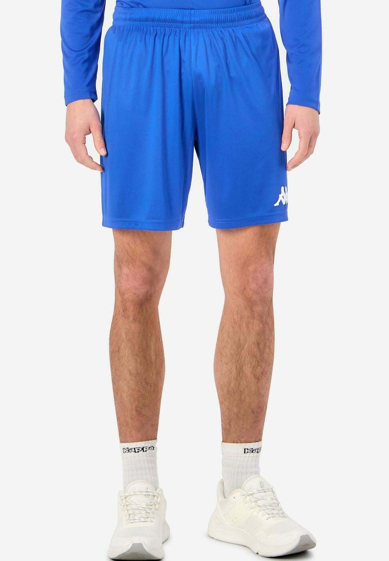 Blå sportshorts tillverkade av ett slätt, lätt material, med ett elastiskt midjeband och en liten vit logo längst ner till vänster.