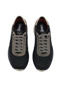 Zapatillas negras y grises con material de malla y ante, forma redondeada, diseño con cordones, cuello acolchado y suelas y acentos en contraste.