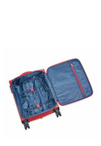 Maleta roja con un interior azul. Las características incluyen dos correas cruzadas, un bolsillo con cremallera y dos ruedas para facilitar la movilidad.