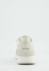 Bílé sportovní boty s textilním a koženým svrškem, zadním logem "tenhaag", polstrovanou mezipodešví, minimalistickým designem a šedými akcenty.