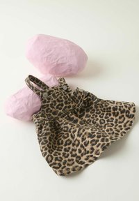 Leopardprint denimkjole med to stropper, featuring metalknap detaljer og en flagrende nederdel. Akkompagneret af to lyserøde papirsten.