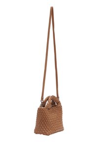 Gewebte beige Lederhandtasche mit strukturiertem Design, oberen Griffen und einem langen, verstellbaren Gurt. Verfügt über eine strukturierte, geflochtene Verzierung.