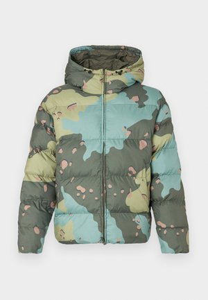 Καμουφλάζ μπουφάν με κουκούλα, μπροστινό φερμουάρ και επενδεδυμένο σχεδιασμό σε πράσινο, ανοιχτό μπλε και μπεζ χρώματα.