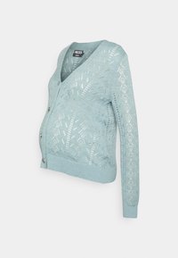 Ljusblå stickad cardigan med långa ärmar, mönster av diamant- och bladformade hål, V-ringning och framknappar.