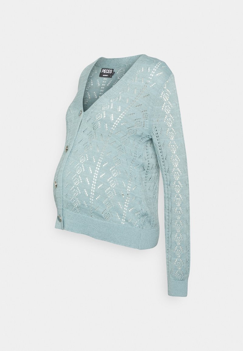 Ljusblå stickad cardigan med långa ärmar, mönster av diamant- och bladformade hål, V-ringning och framknappar.