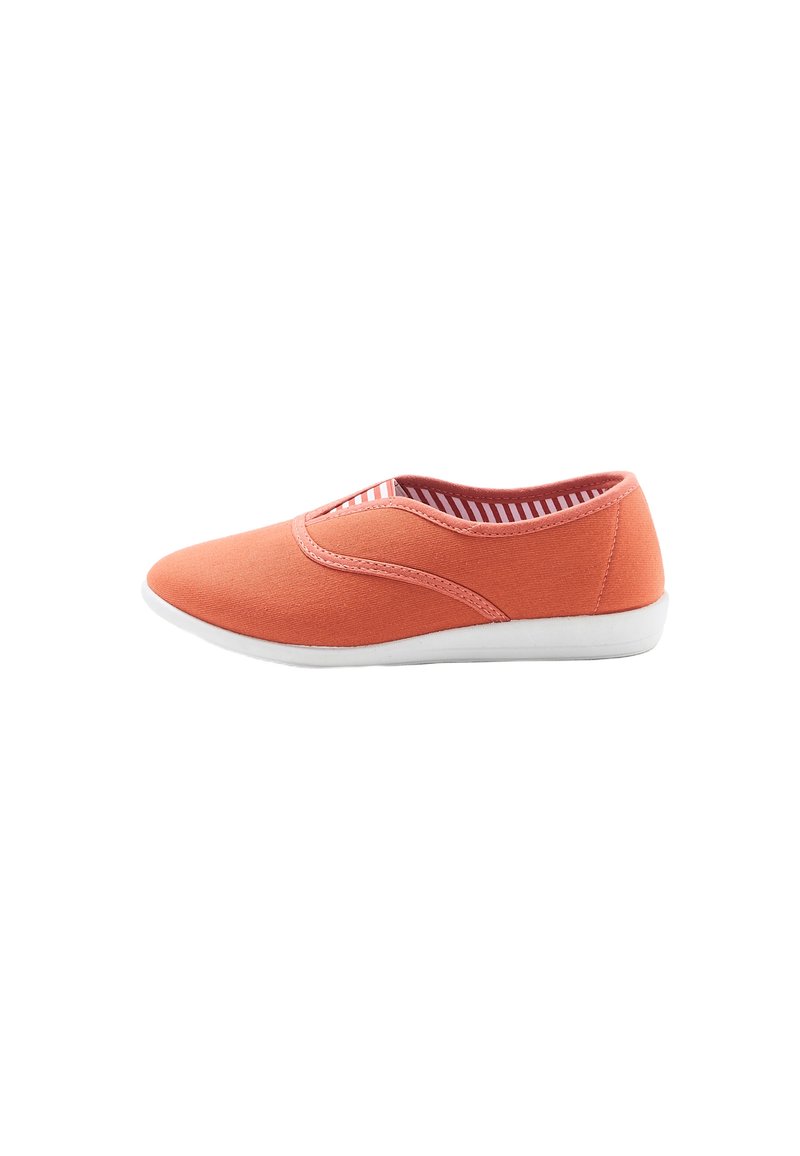 Zapato slip-on naranja con parte superior de tela suave, suela de goma blanca y forro interior a rayas. Diseño ligero y minimalista.