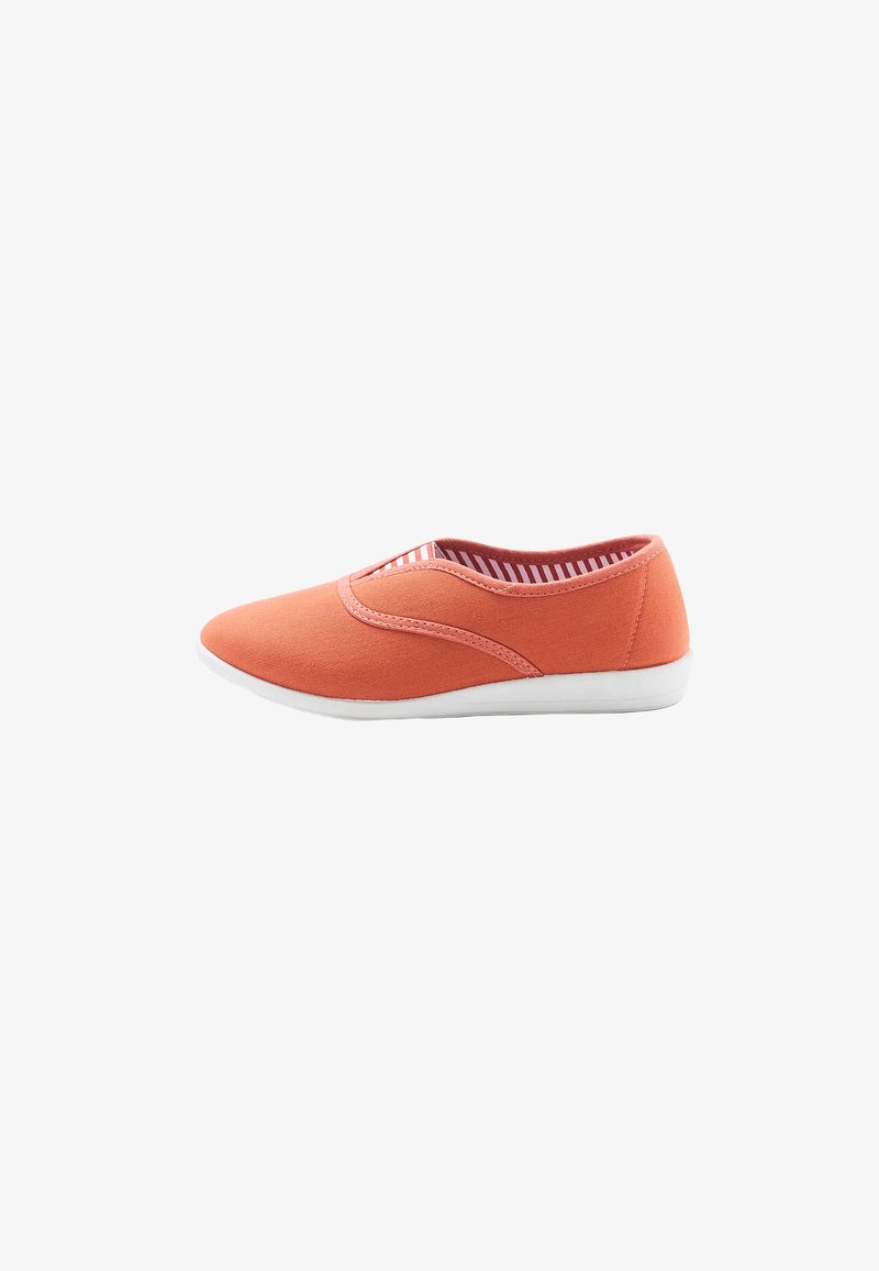 Zapato slip-on naranja con parte superior de tela suave, suela de goma blanca y forro interior a rayas. Diseño ligero y minimalista.