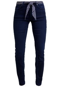 Vaqueros de mezclilla azul oscuro con un cinturón de tela con estampado. Cuenta con cinco bolsillos y un diseño de corte ajustado. Textura suave y detalles de costura clásicos.