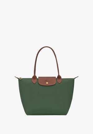 Grüne Nylon-Tragetasche mit braunen Lederelementen und -griff, ausgestattet mit einem oberen Verschluss mit goldenen Beschlägen und einem geräumigen Design.