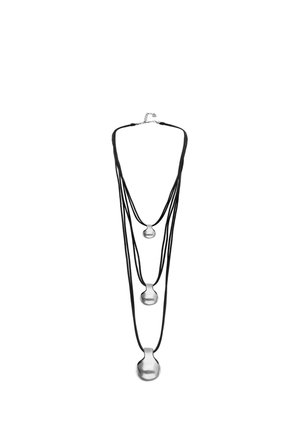 Collier à triple cordon noir avec trois pendentifs argentés polis en forme de goutte d'eau, de tailles croissantes.