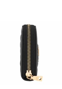 Portafoglio nero con finitura texture, dettaglio della cerniera in tonalità oro e forma rettangolare compatta. Presenta un accento a forma di cuore sul tirante della cerniera.