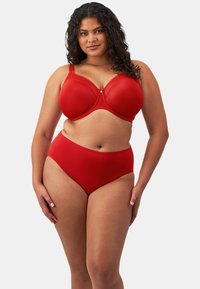 Reggiseno rosso con coppe sagomate e spalline regolabili, abbinato a slip a vita alta coordinati, entrambi con una superficie liscia e accenti minimi.