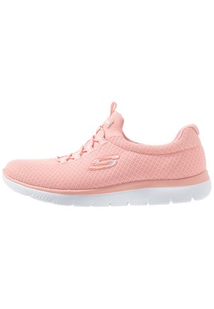 Zapatillas deportivas de color rosa claro con parte superior de malla, diseño con cordones, suela blanca y un patrón texturizado en el lado que presenta un acento de logo.