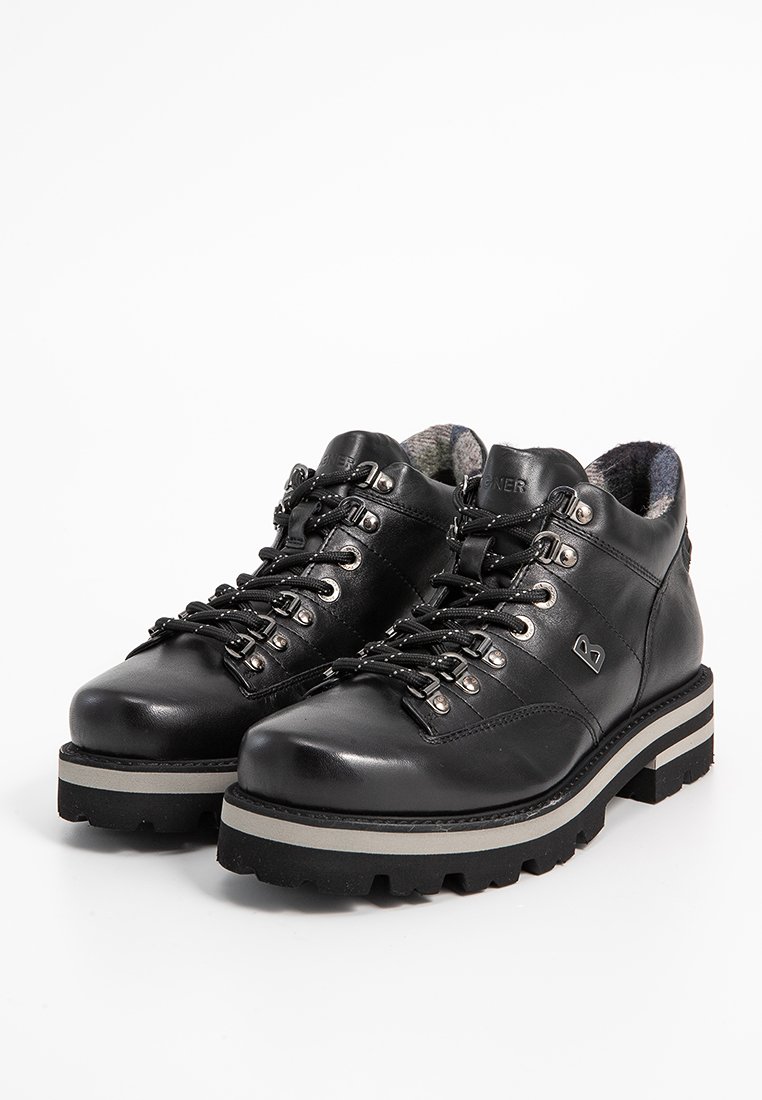 Schwarze Leder-Wanderschuhe mit silbernen Beschlägen, runden Schnürsenkeln, gepolstertem Kragen und einer dicken schwarz-weißen gestreiften Sohle. Texturierte Innenausstattung.