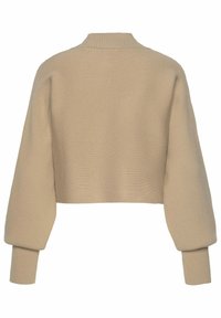 Beige lyhyt ribbattu neulepaita, jossa on korkea kaulus, tilavat pitkät hihat ja tiukat ribbatut hihansuut.