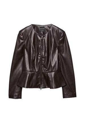 Crna jakna od umjetne kože s dugim rukavima, okruglim ovratnikom, prednjim patentnim zatvaračem i detaljima na rubu u obliku volana.