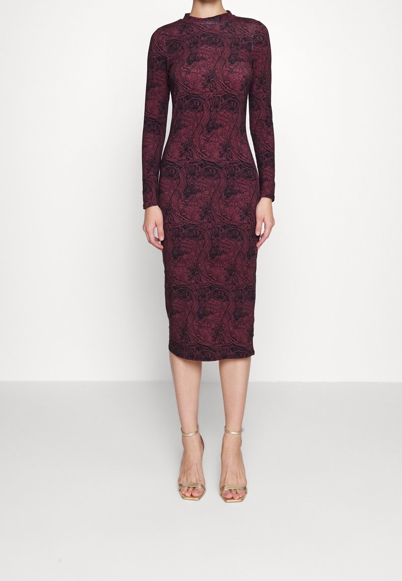Vestido ajustado de manga larga en burdeos oscuro con un intrincado patrón floral. Tejido suave, hasta la rodilla, con escote redondo.
