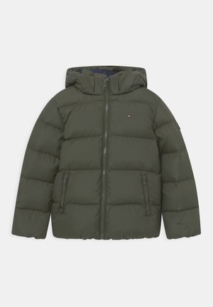 Veste matelassée verte à capuche avec fermeture éclair sur le devant et poches zippées, petit logo sur la poitrine gauche.
