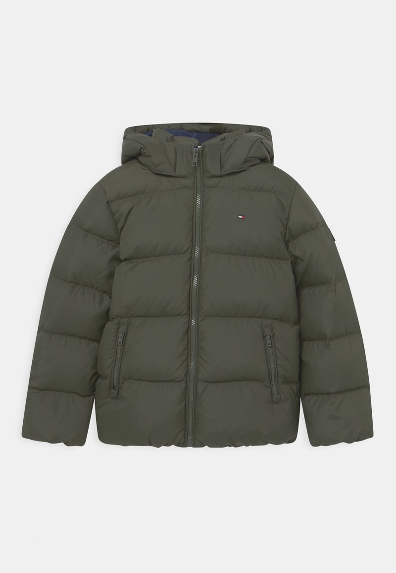 Veste matelassée verte à capuche avec fermeture éclair sur le devant et poches zippées, petit logo sur la poitrine gauche.