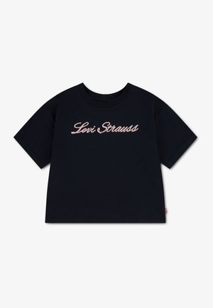 Sort kortærmet t-shirt med pink kursiv "Levi Strauss" tekst over brystet og et lille rødt mærke i sidesømmen.