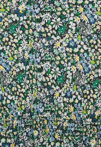 Tecido floral com um fundo escuro, apresentando flores brancas, azuis, amarelas e verdes. Texturizado com uma costura franzida na cintura.