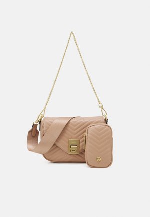 Sac bandoulière matelassé marron clair avec fermoir doré, sangle épaisse en tissu, petite pochette attachée et fine poignée en chaîne dorée.
