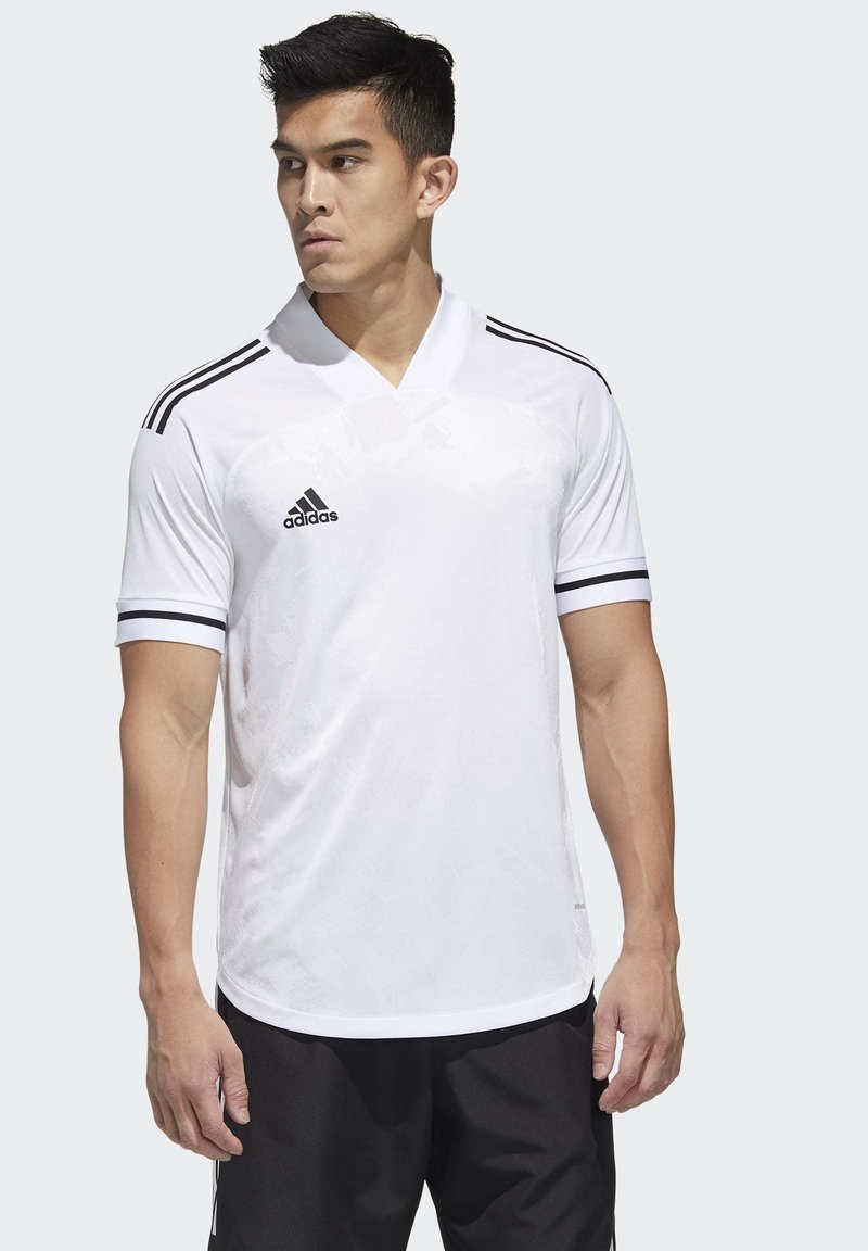 Hvid kortærmet fodboldtrøje med V-hals, sort Adidas-logo og tre sorte striber på skuldrene og ærmerne. Letvægtsstof.