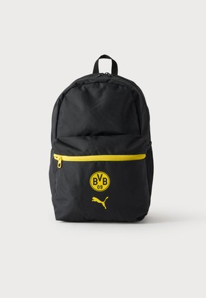 Sort rygsæk med gul lynlås, Borussia Dortmund BVB 09-logo og gult Puma-logo på frontlommen mod hvid baggrund.
