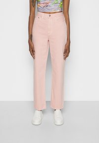 Jeans retos rosa claro com um design clássico de cinco bolsos, fecho frontal por botão e detalhes de costura discretos.