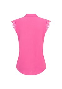 Chemisier rose vif vu de dos, avec manches courtes à finition dentelle et col classique. Aucun système de fermeture ou motif visible.
