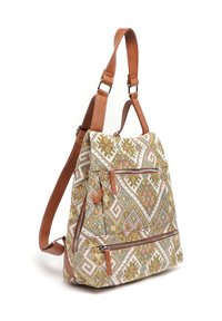 Texturovaná látková taška s geometrickými vzory v přírodních tónech, s hnědými koženými akcenty a nastavitelnými popruhy, dvě přední kapsy na zip.