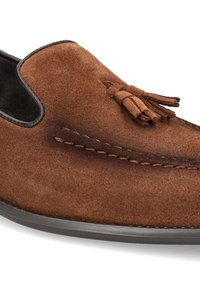Brązowe zamszowe buty w stylu mokasynów z okrągłym noskiem, wyposażone w plecione detale oraz gumową podeszwę. W projekcie znajduje się akcent w postaci frędzla.