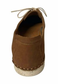 Zapato de ante marrón con punta redonda y cordones de color beige. Presenta una suela texturizada de color claro. Diseño simple con acentos mínimos.