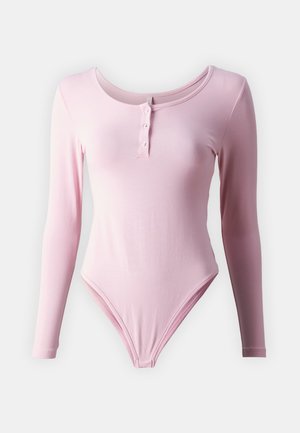 Body à manches longues rose avec un col en rond, présentant une patte de boutonnage à trois boutons et une silhouette ajustée, confectionné en tissu extensible.
