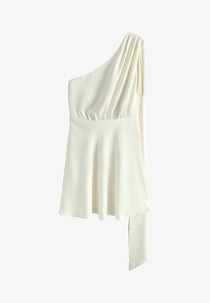 Ecru, asymetryczna sukienka na jedno ramię bez rękawów, z dopasowaną talią i asymetrycznym marszczeniem na prawej stronie.