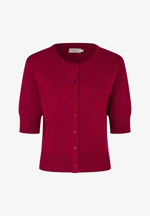 Rød cardigan med korte ærmer, rund halsudskæring, syv knapper foran, ribstrikkede kanter og manchetter, vist på en ensfarvet hvid baggrund.