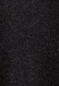 Tissu tricoté noir texturé présentant un motif mélangé avec de légères variations de teinte, une finition douce et une apparence chaleureuse.