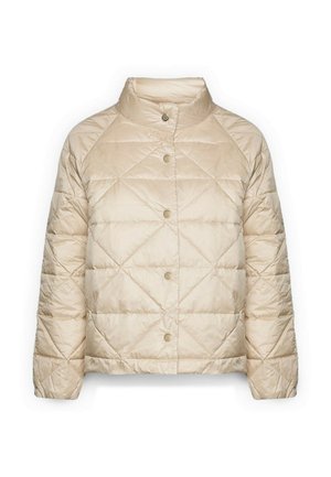 Giacca trapuntata beige con collo alto, maniche lunghe e cinque bottoni a pressione frontali, che mostra un motivo di cucitura diagonale.