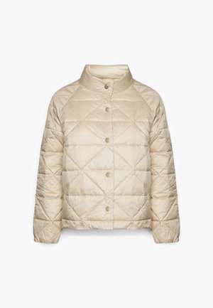 Beige gesteppte Jacke mit hohem Kragen, langen Ärmeln und fünf vorderen Druckknöpfen, die ein diagonales Steppmuster zeigen.