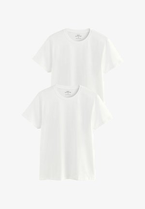 Två enfärgade vita t-shirts med rund hals och kort ärm, i medium storlek, staplade med den ena något bakom den andra på en vit bakgrund.
